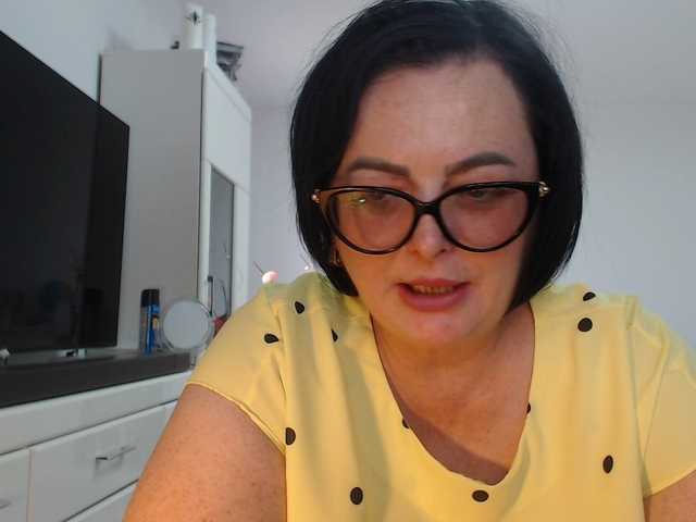 Emyllywhite live cam on BongaCams