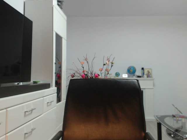 Emyllywhite live cam on BongaCams