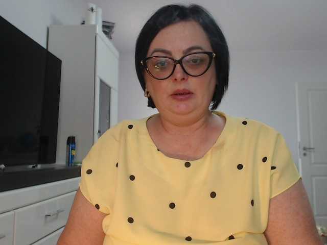 Emyllywhite live cam on BongaCams