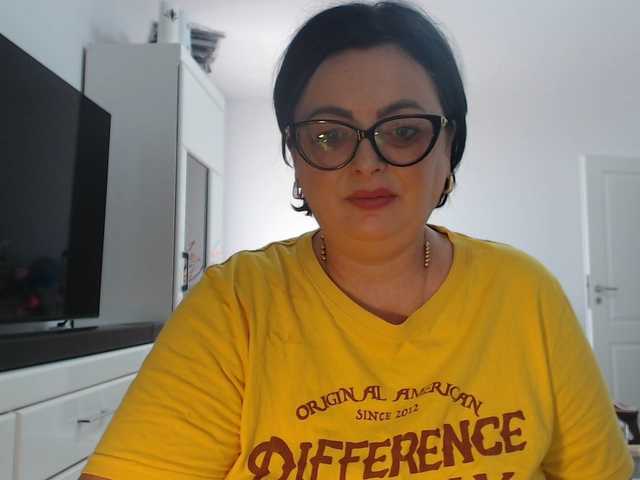 Emyllywhite live cam on BongaCams