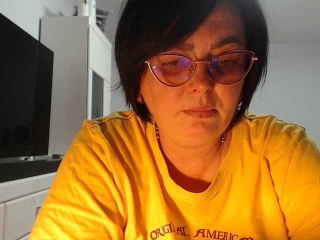Emyllywhite live cam on BongaCams