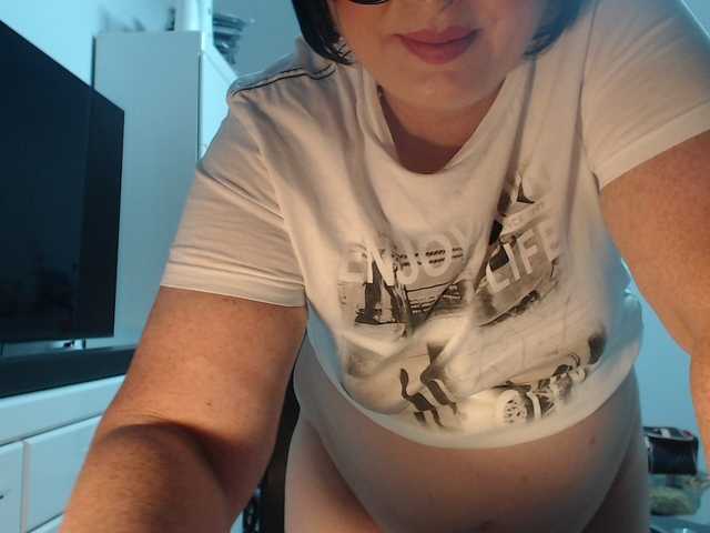 Emyllywhite live cam on BongaCams
