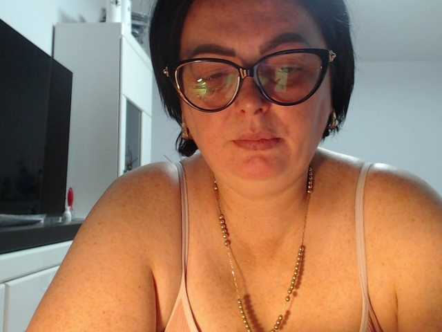 Emyllywhite live cam on BongaCams