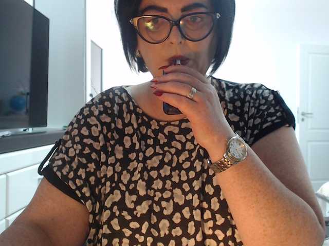 Emyllywhite live cam on BongaCams