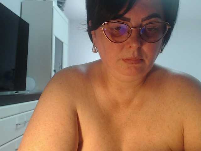 Emyllywhite's BongaCams show and profile