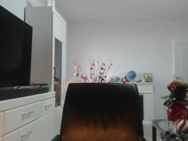 Emyllywhite live cam on BongaCams