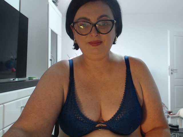 Emyllywhite live cam on BongaCams