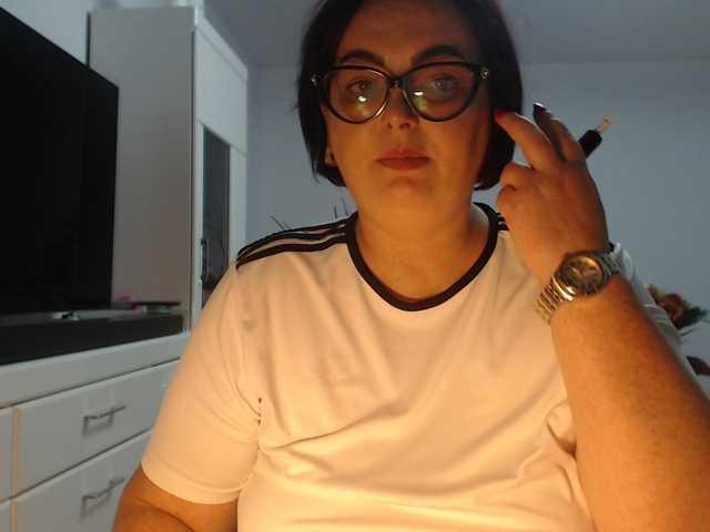 Emyllywhite live cam on BongaCams