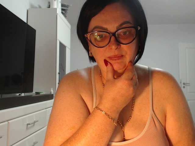 Emyllywhite live cam on BongaCams