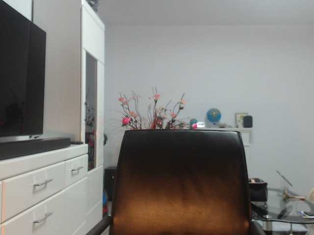 Emyllywhite Live Cam on BongaCams