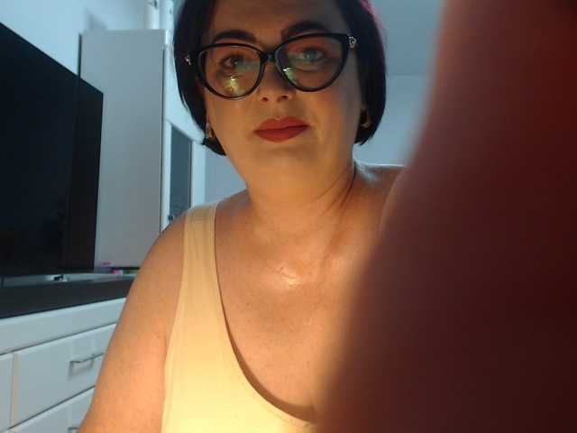 Emyllywhite live cam on BongaCams