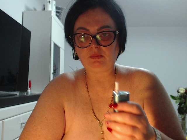 Emyllywhite live cam on BongaCams