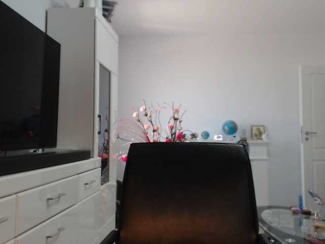 Emyllywhite live cam on BongaCams