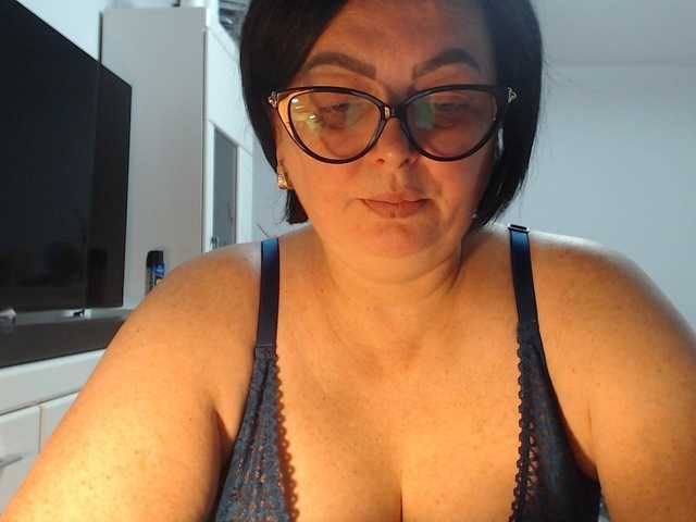 Emyllywhite live cam on BongaCams