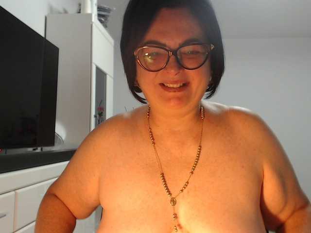 Emyllywhite live cam on BongaCams
