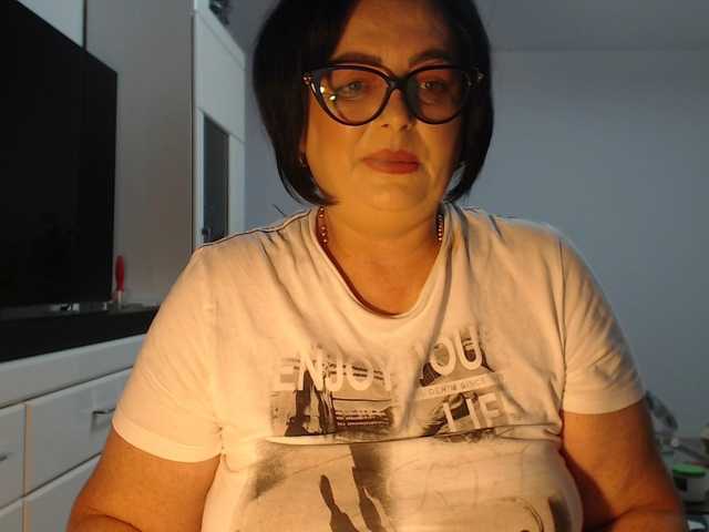Emyllywhite live cam on BongaCams