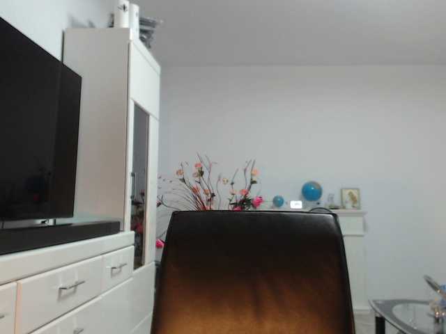 Emyllywhite live cam on BongaCams