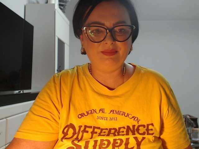 Emyllywhite live cam on BongaCams