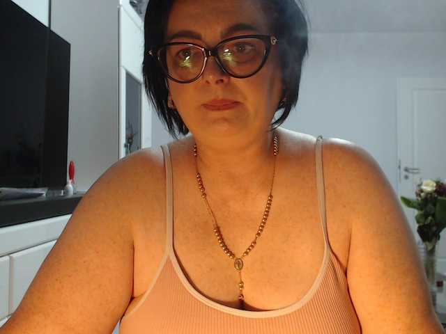 Emyllywhite live cam on BongaCams