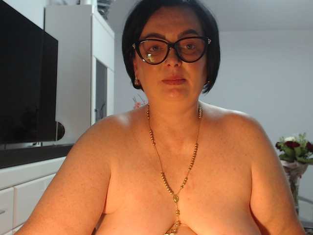 Emyllywhite live cam on BongaCams