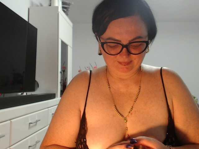 Emyllywhite live cam on BongaCams