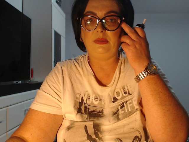 Emyllywhite live cam on BongaCams