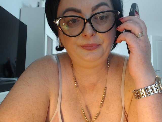 Emyllywhite live cam on BongaCams