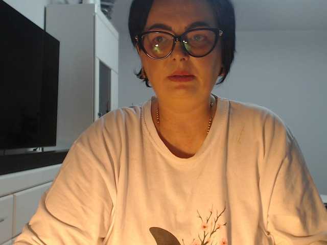Emyllywhite live cam on BongaCams