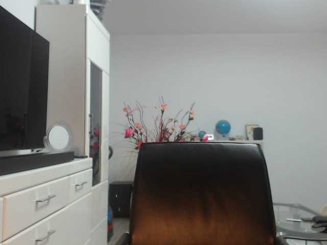 Emyllywhite Live Cam on BongaCams
