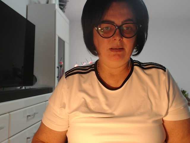Emyllywhite live cam on BongaCams