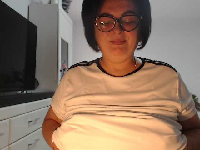 Emyllywhite live cam on BongaCams