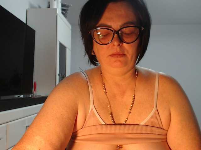 Emyllywhite live cam on BongaCams