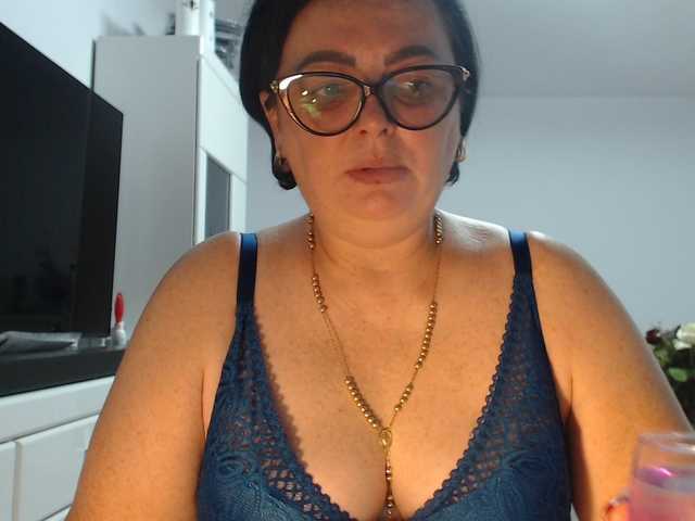 Emyllywhite live cam on BongaCams
