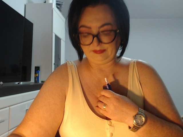 Emyllywhite live cam on BongaCams