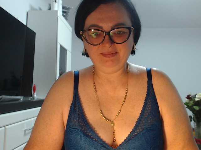 Emyllywhite live cam on BongaCams