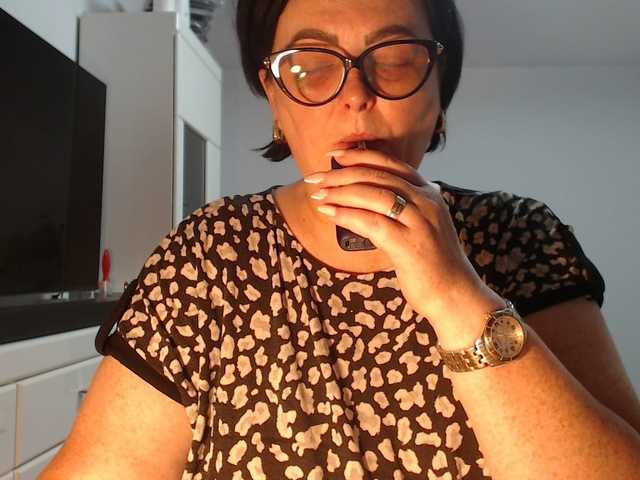 Emyllywhite live cam on BongaCams