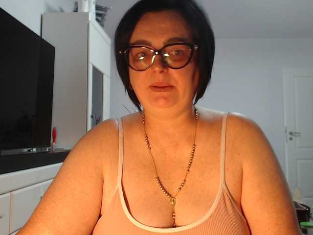 Emyllywhite live cam on BongaCams