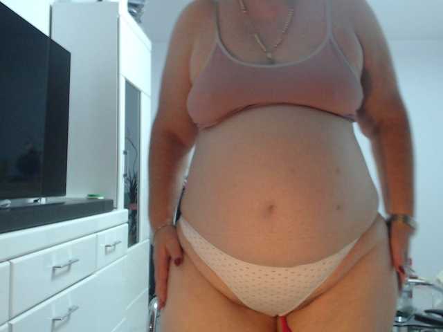Emyllywhite live cam on BongaCams