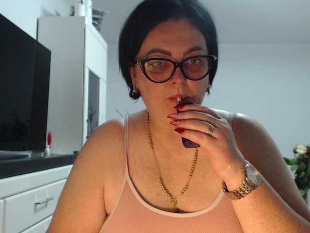 Emyllywhite live cam on BongaCams