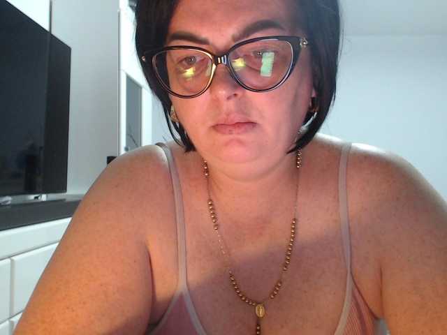 Emyllywhite live cam on BongaCams