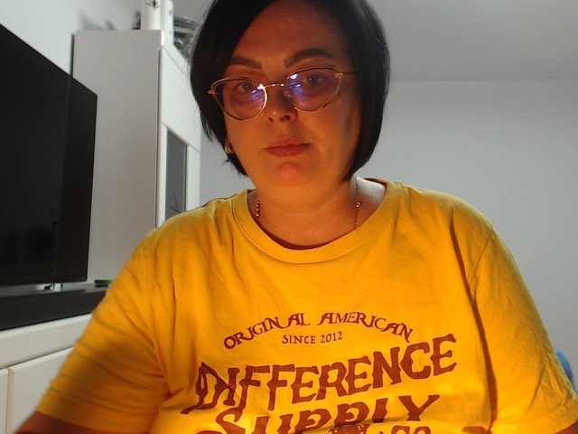 Emyllywhite live cam on BongaCams