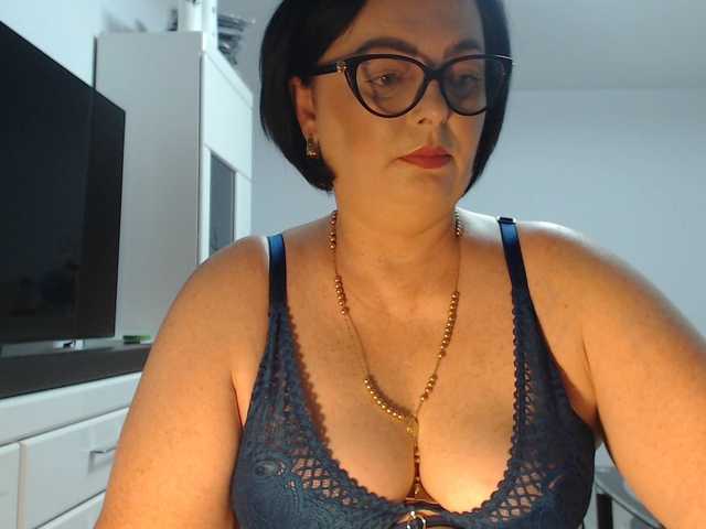 Emyllywhite live cam on BongaCams