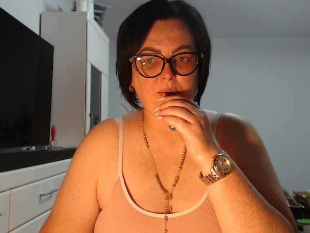 le modèle Emyllywhite est en webcam porno dans un show sur le site bongacams, il possède les tags suivants: White/Caucasian,Brunette,Shaved