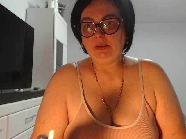 Emyllywhite live cam on BongaCams