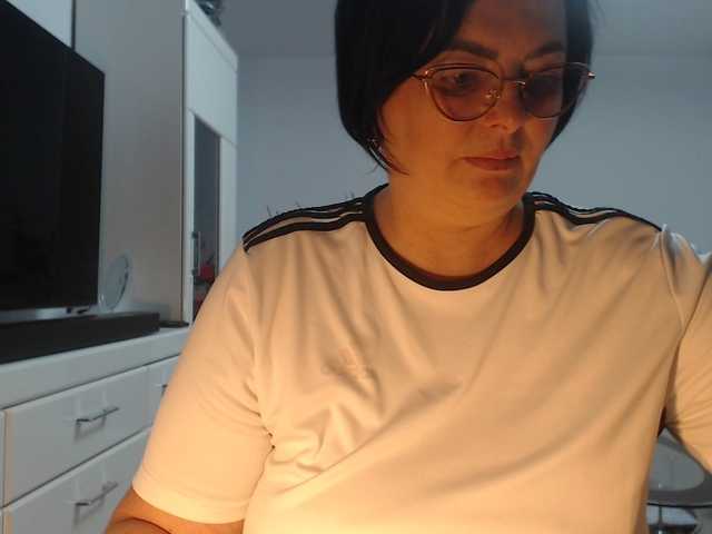 Emyllywhite live cam on BongaCams