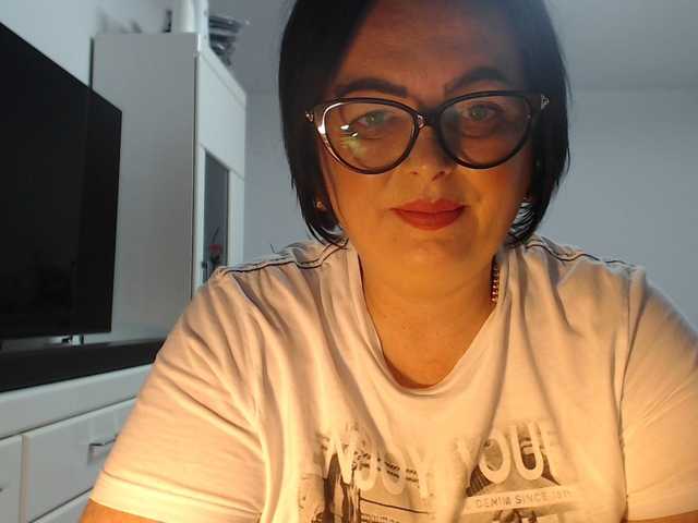 Emyllywhite live cam on BongaCams