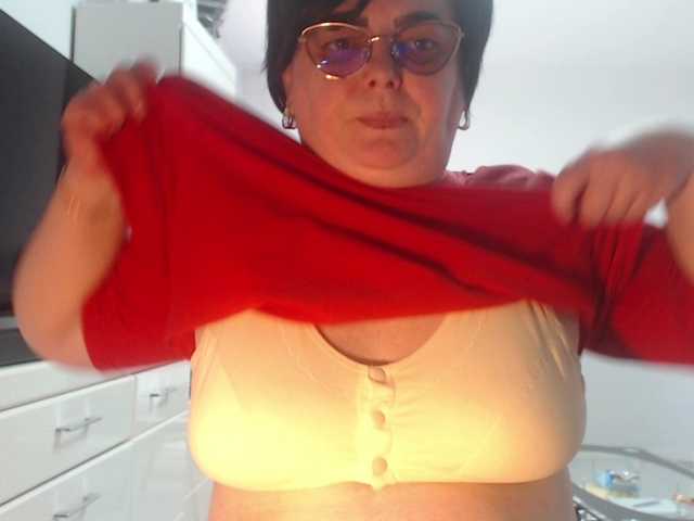 Emyllywhite's BongaCams show and profile