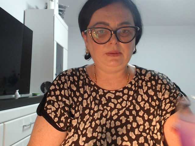 Emyllywhite live cam on BongaCams