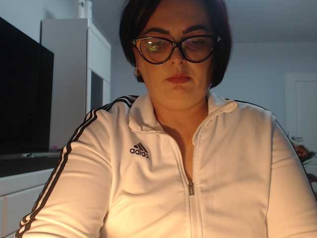 Emyllywhite live cam on BongaCams