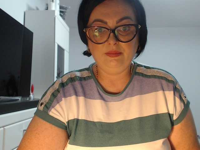 Emyllywhite live cam on BongaCams